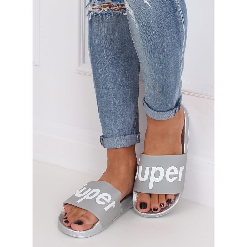 Pantuflas de mujer grises y plateadas CK110 Plateadas