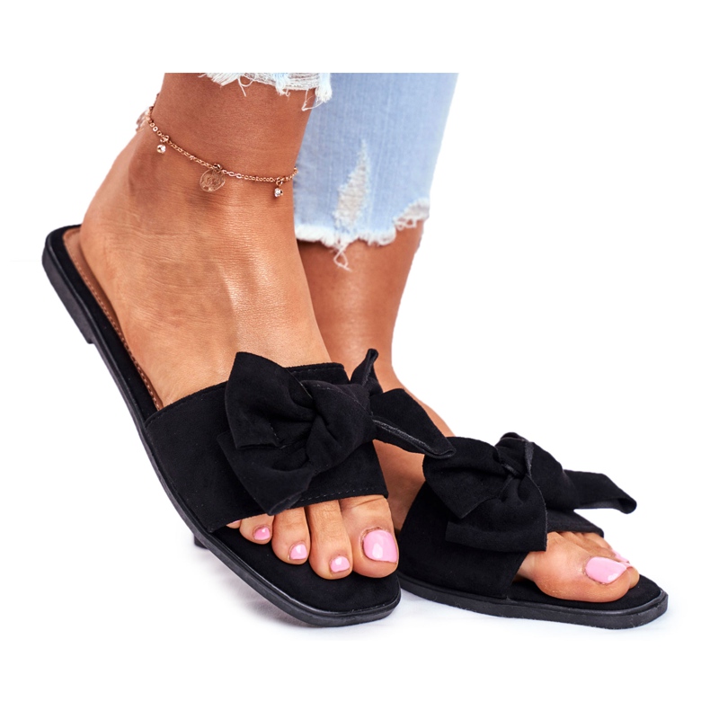 Pantuflas de mujer de Malasia con lazos negros