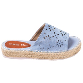 Nio Nio Zapatillas en una plataforma de paja azul