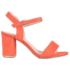 Nio Nio Sandalias en una barra naranja