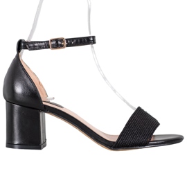 Nio Nio Sandalias con estilo en un bar negro