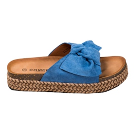 Comer Zapatillas en una plataforma alta azul