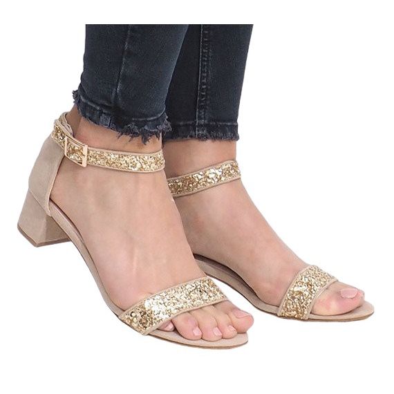 Sandalias de oro en un poste de Montana dorado amarillo Sandalias de oro en un poste de Montana dorado amarillo