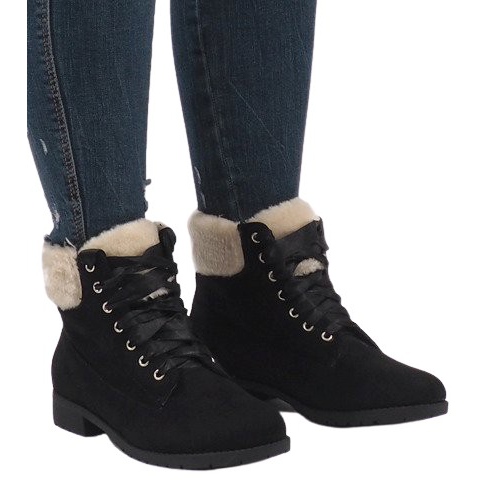 Botas negras aisladas con cordones C-7100 negro
