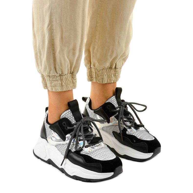 Deportivas blancas con inserciones negras RAL-63 negro