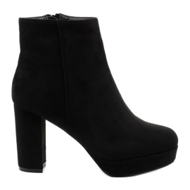 Botines negros en el poste de Neadarea