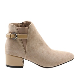 Botas beige con un pequeño poste de Brizaris
