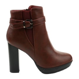 Botas granate en el poste de Lorelle rojo