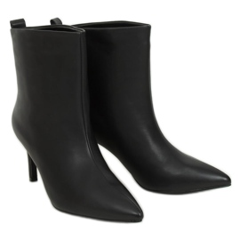 Botas negras sobre un pin negro RB69P Negro