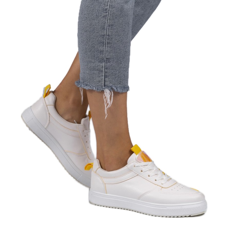 Zapatillas blancas con inserciones amarillas KK-203 blanco