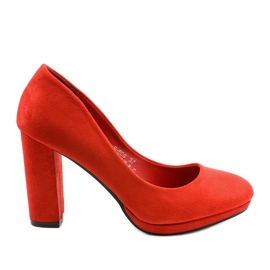 Zapatos de tacón de ante rojo en el poste Recite