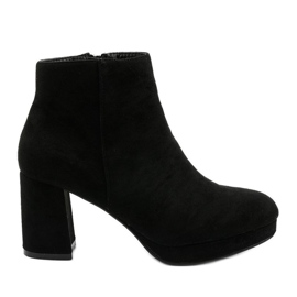Botines de ante negro en el poste de Mahoganis