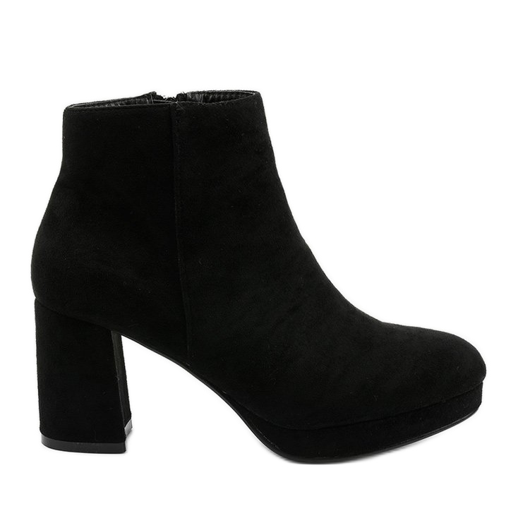 Botines de ante negro en el poste de Mahoganis Botines de ante negro en el poste de Mahoganis