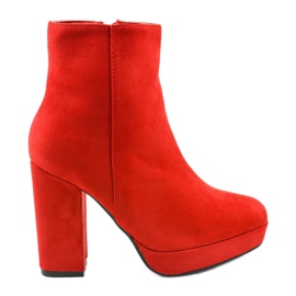 Botines de ante rojo en el poste de Skye