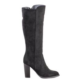 Seastar Botas en un pilar negro