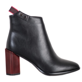 Filippo Botines en un poste decorativo negro rojo