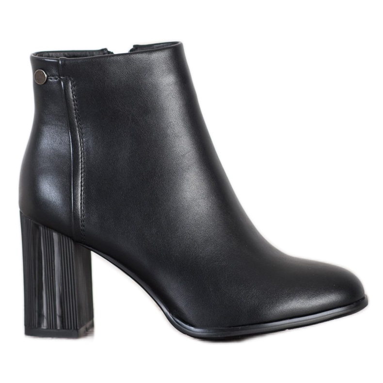 Filippo Botas clásicas en un poste negro