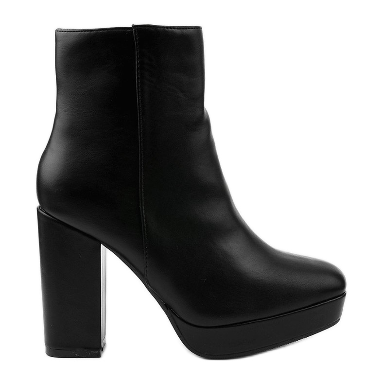 Botas negras en el poste de Wintarish negro