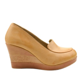 Bombas beige en el tacón de cuña Cofton