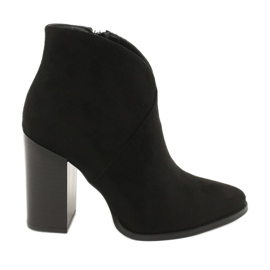 Filippo Botas en el poste Negro DBT1575