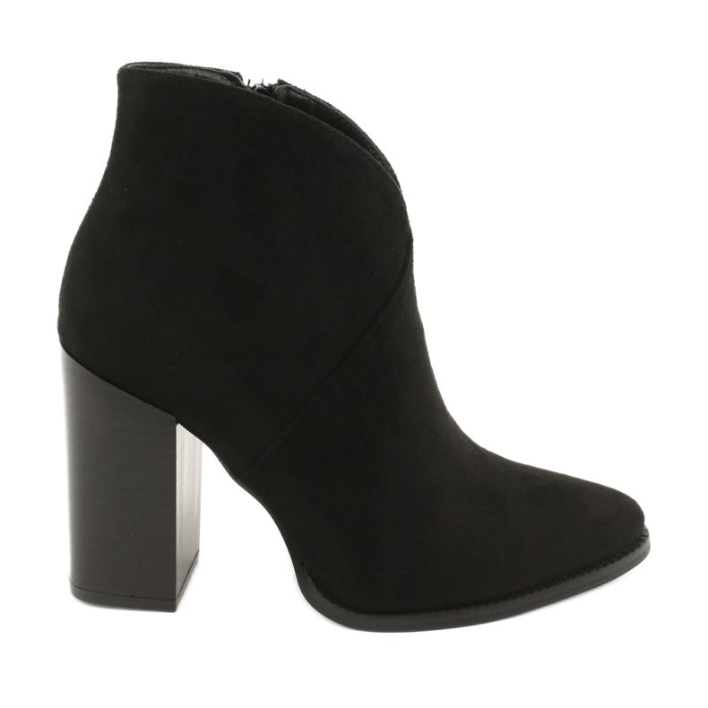 Filippo Botas en el poste Negro DBT1575