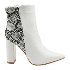 Botas blancas en el puesto de Shyvia blanco