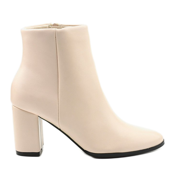 Botas beige en el poste Catael