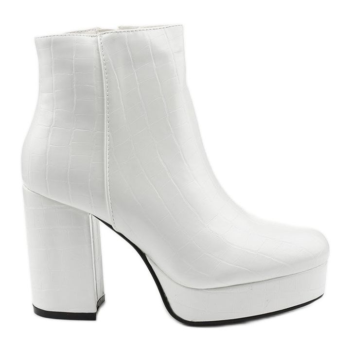 Botas blancas en el puesto de Usinaya blanco