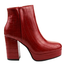 Botines rojos en el puesto de Usinaya