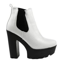 Botines blancos en el poste de Zellola Botines blancos en el poste de Zellola