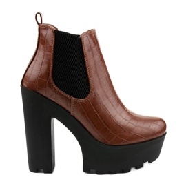 Botas de camello en el poste de Zellola marrón