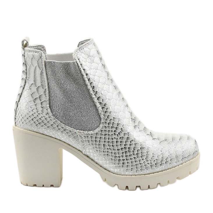 Botas plateadas en el poste de Amar plata Botas plateadas en el poste de Amar plata