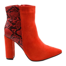 Botas rojas en el puesto de Shyvia rojo