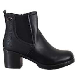 Botas ligeras en el poste negro