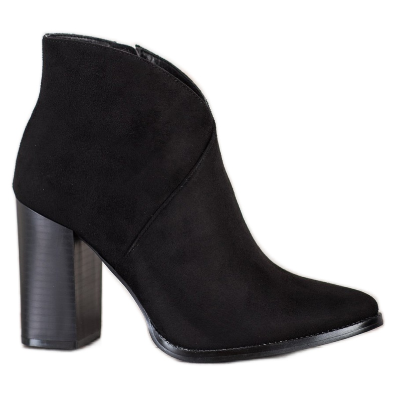 Filippo Botas con estilo en un poste negro Filippo Botas con estilo en un poste negro