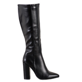 Seastar Botas negras en un poste negro