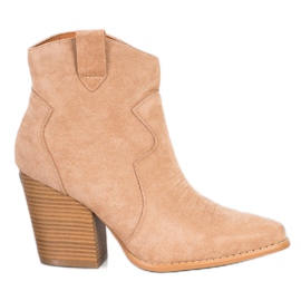 Bella Paris Vaqueras en el poste beige