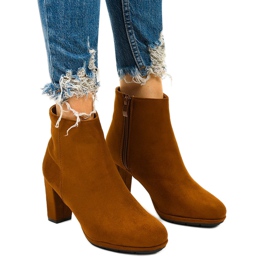 Botas camel en el poste, ante Xentora marrón
