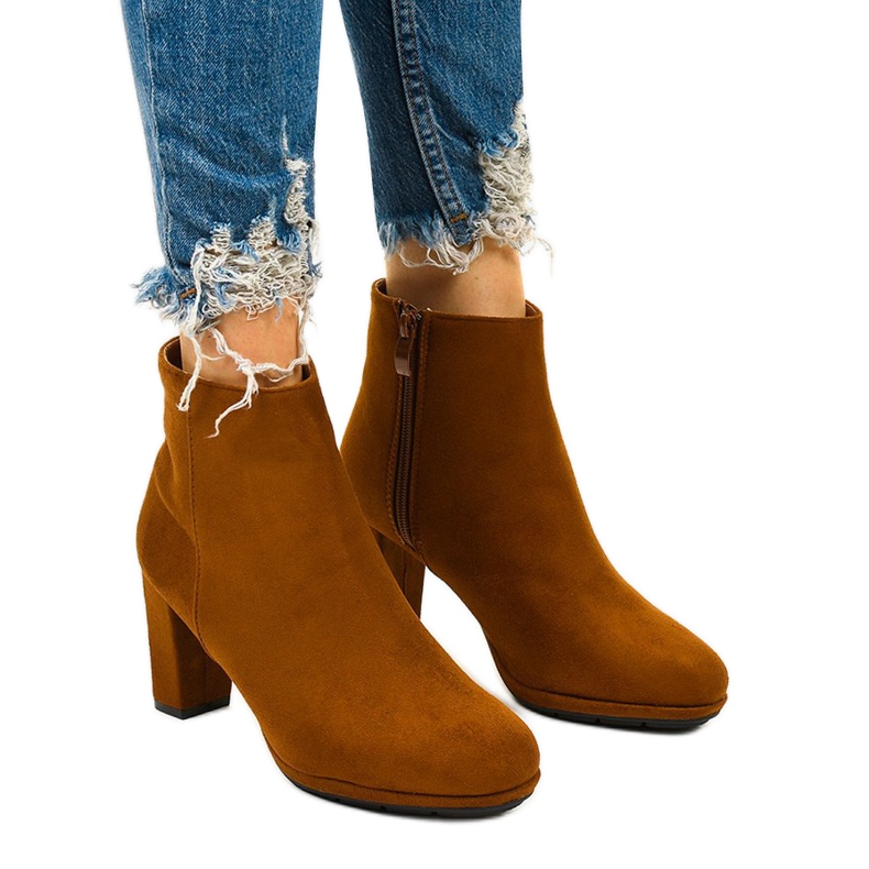 Botas camel en el poste, ante Xentora marrón