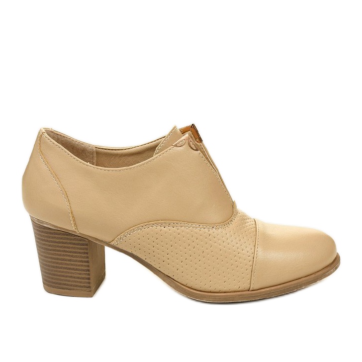 Botines beige en el puesto de zapatos Silentleaf Botines beige en el puesto de zapatos Silentleaf