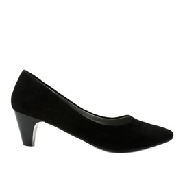 Zapatos negros de mujer en el puesto de Ynisol