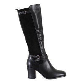 Filippo Botas en un pilar negro