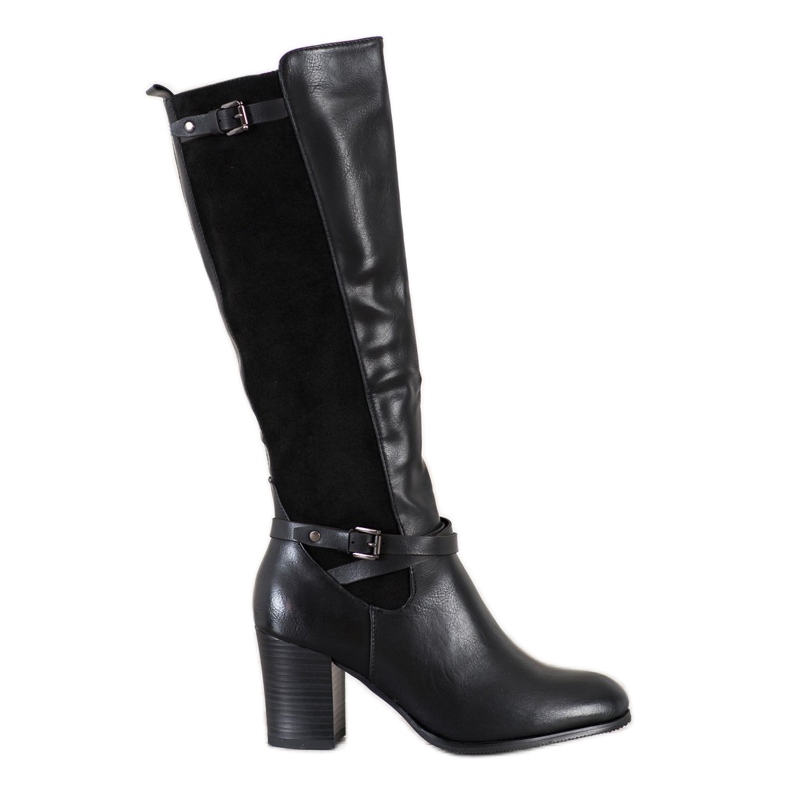 Filippo Botas en un pilar negro Filippo Botas en un pilar negro