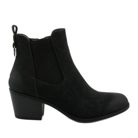 Botines de ante negro en un poste de Tarrenscribe