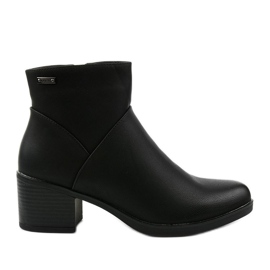 Botas negras aisladas con cremallera Suncutter negro