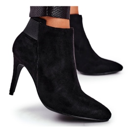 Botas de mujer en un tacón alto de oficina negro