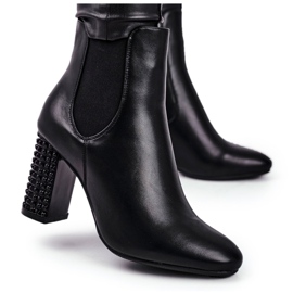 Botas de mujer en tacón negro en tus ojos
