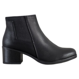 J. Star Botas en un poste negro