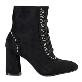 SHELOVET Botines atados en un poste negro