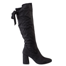 Flyfor Botas con estilo en un pilar negro Flyfor Botas con estilo en un pilar negro